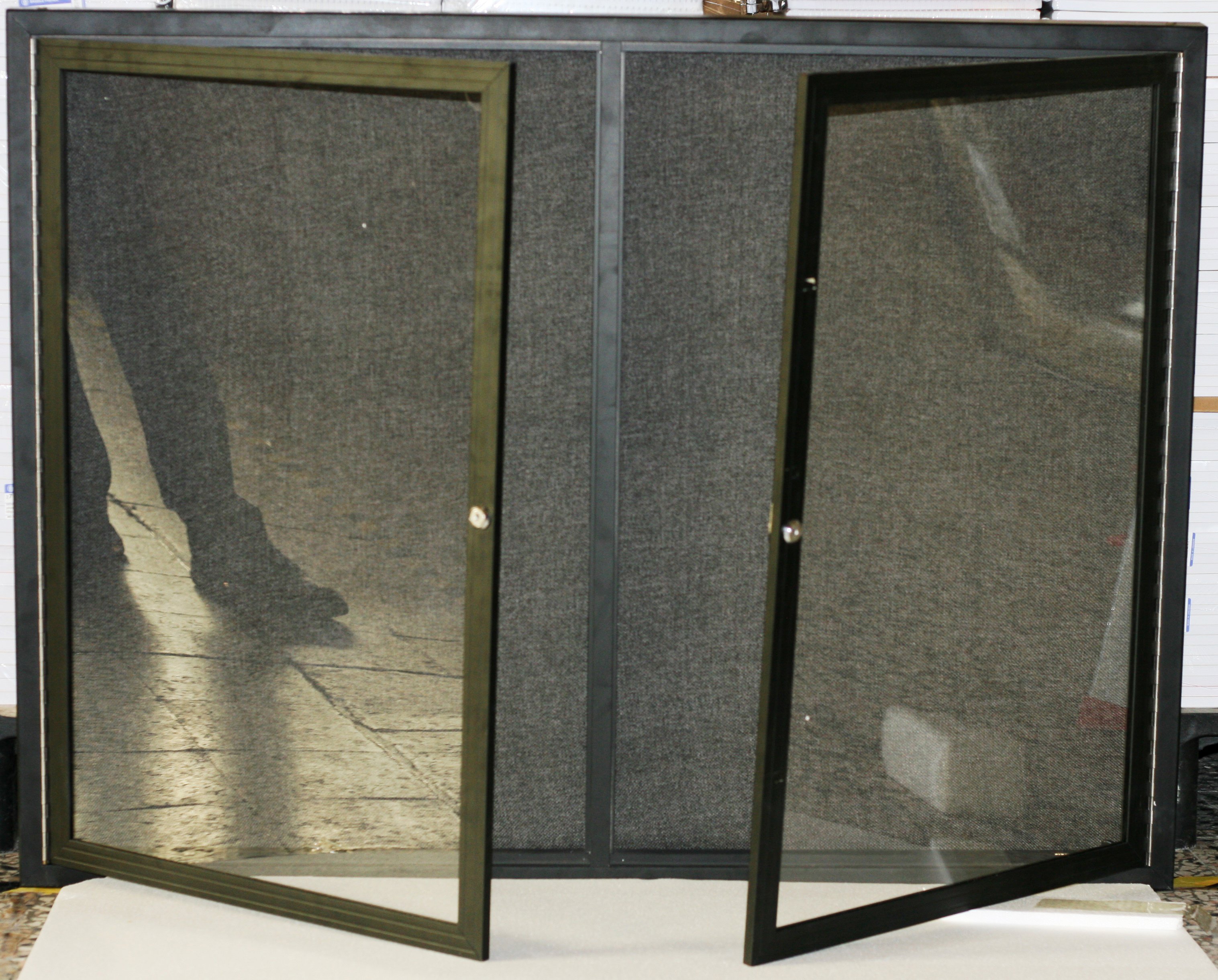 Showcase Cork Open Doors 90 x 120 cm